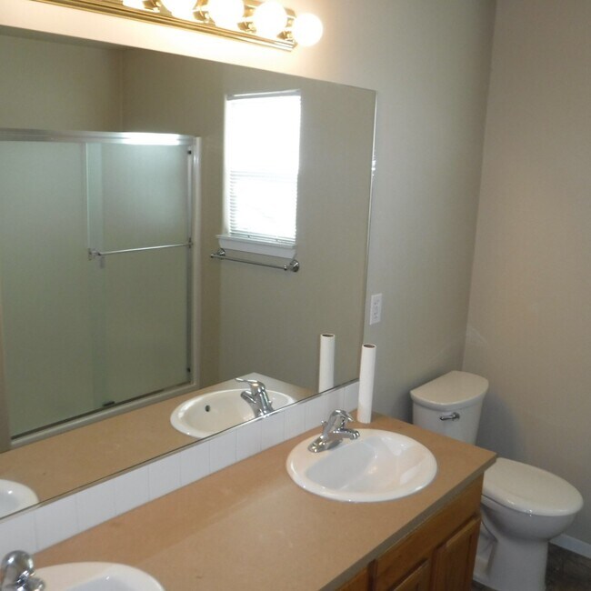 Building Photo - 2 Bed/2.5 Bath Unit Convenient to Old Mill...