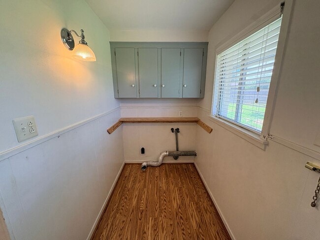 Building Photo - 901 Fair Oaks Ln