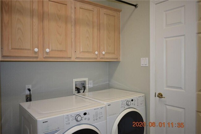 Building Photo - 10016 Liriope Cove