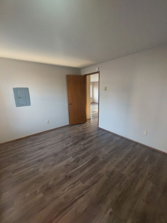 Building Photo - Great Two Bedroom in Central Location
