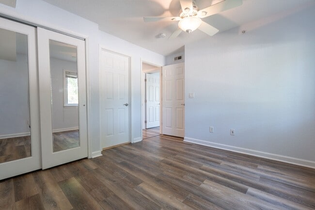 Building Photo - MOVE IN READY 2-bedroom in Virginia Beach!