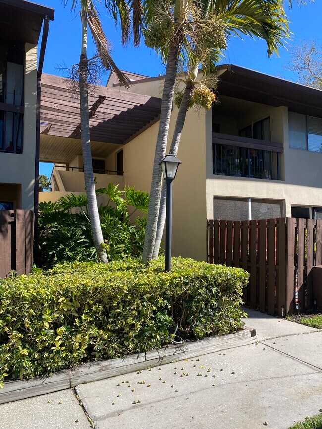 Building Photo - 710 N Village Dr