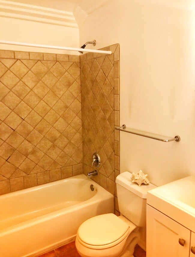 Building Photo - 159 Hollister Ave