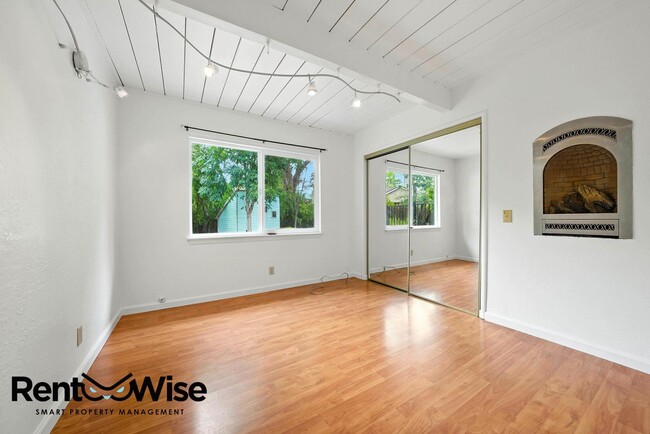 Building Photo - 2170 Clayton Dr