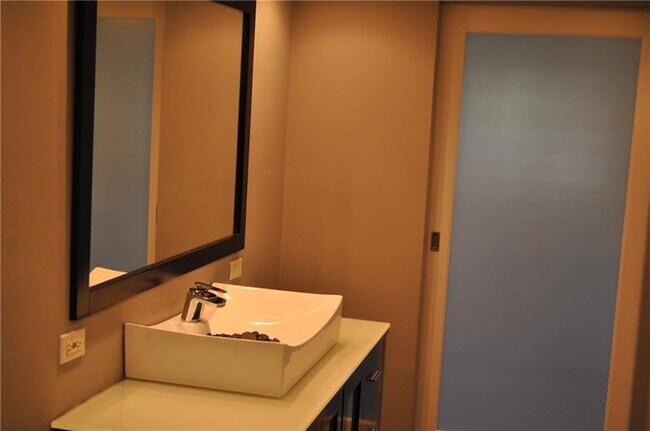 Building Photo - 615 NE 12th Ave