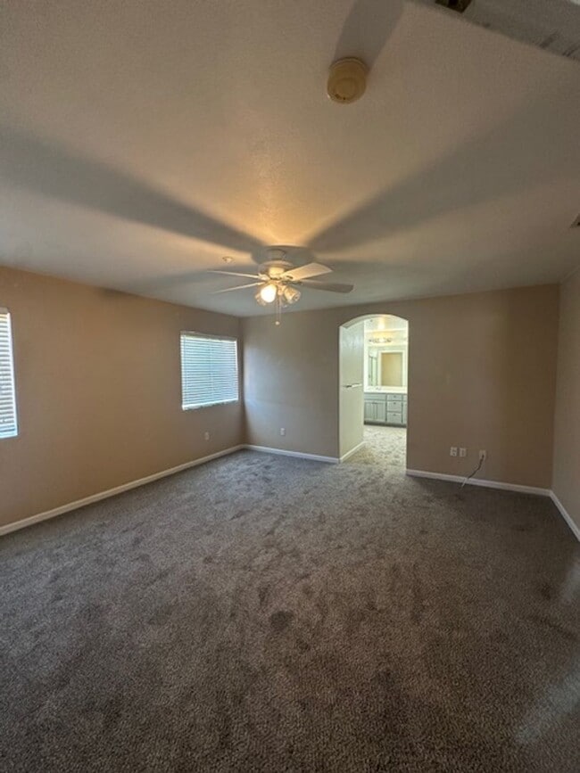 Building Photo - 4 Bedroom in East Woodland