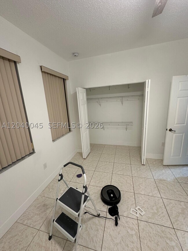 Building Photo - 4273 NE 10th Ct