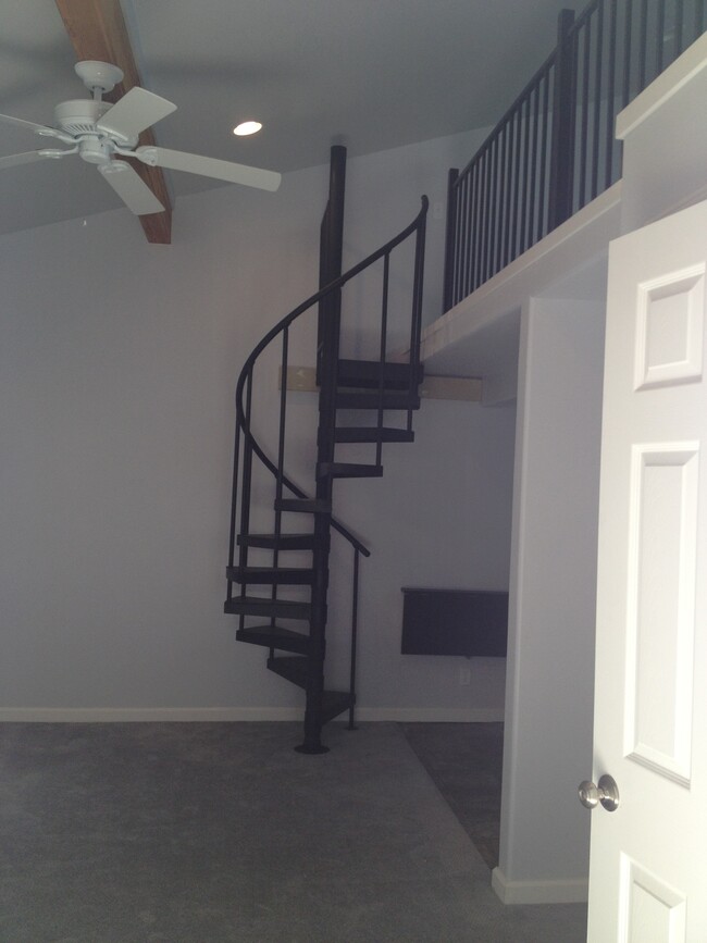 Loft bedroom - 1043 W Holly Dr