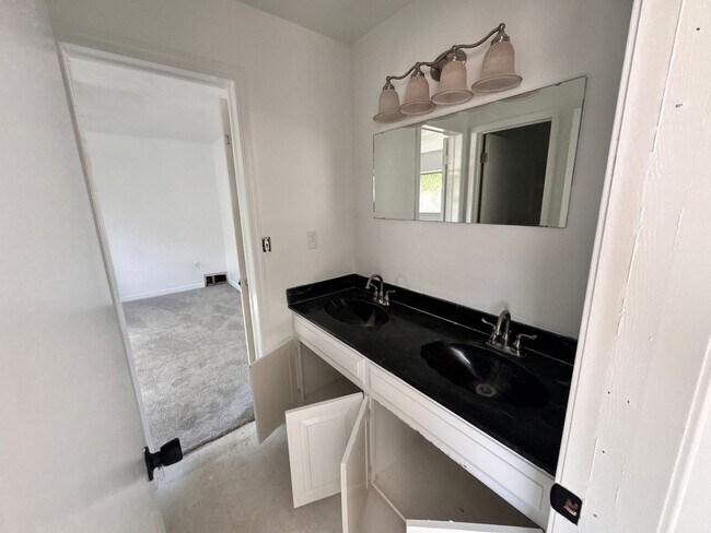 Building Photo - 4 Bedroom Updated Spacious Home!