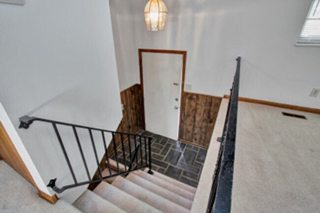 Building Photo - Knoxville 37934 - Split-level Home with 4 Bedrooms, 2 Baths & a 2-car garage. Call Lisa Vineyard ...