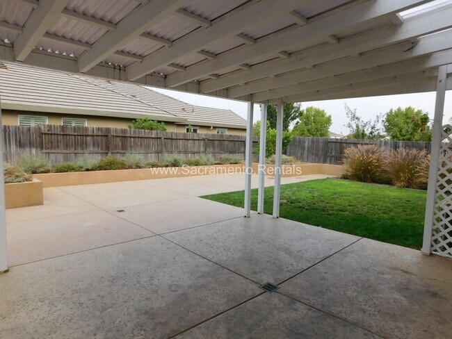 Building Photo - Spacious Elk Grove 3bd/2ba House with 2 Ca...