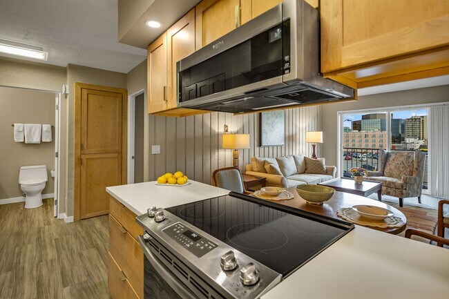 Building Photo - Perfect Downtown Furnished 1 BR Apartment