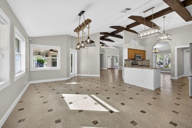 Building Photo - 11646 63rd Ln N