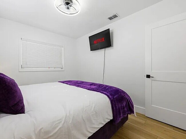 Building Photo - Fully Furnished South Tampa Retreat | Flexible Lease Terms