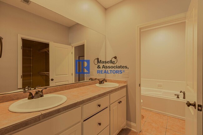 Building Photo - 3 Bed/2 Bath Home in Pearl in Silver Ridge