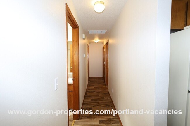 Building Photo - 9641 SE Schiller St