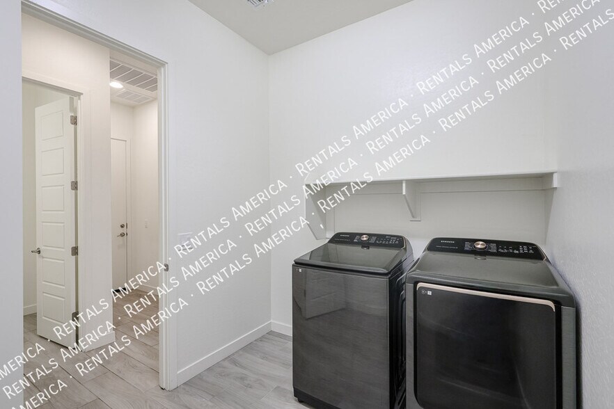 Building Photo - 1530 E San Carlos Way