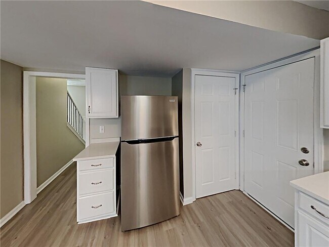 Building Photo - 411 River Point Dr