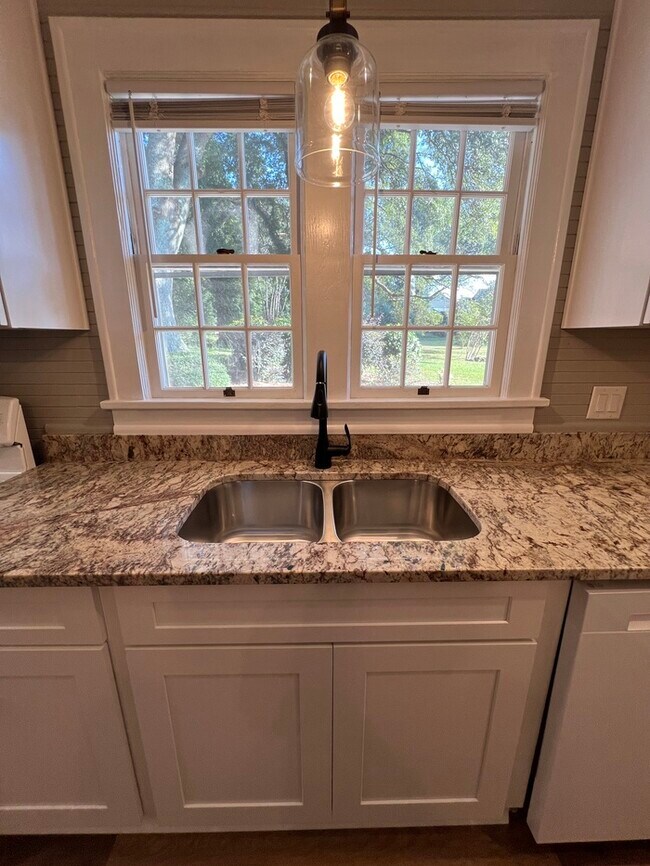 Building Photo - Historic mill house in hot Fort Mill SC with amazing kitchen!