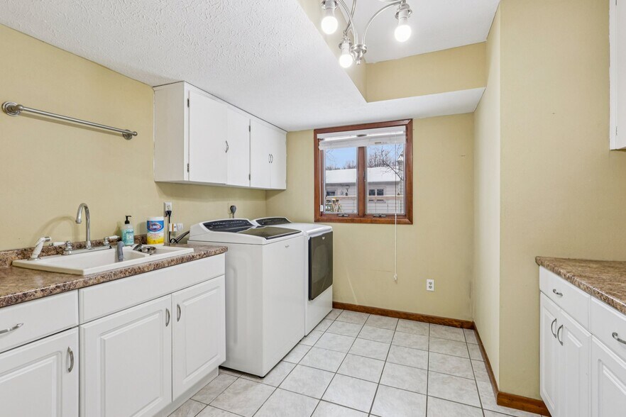 Building Photo - 6235 Sunnywood Dr