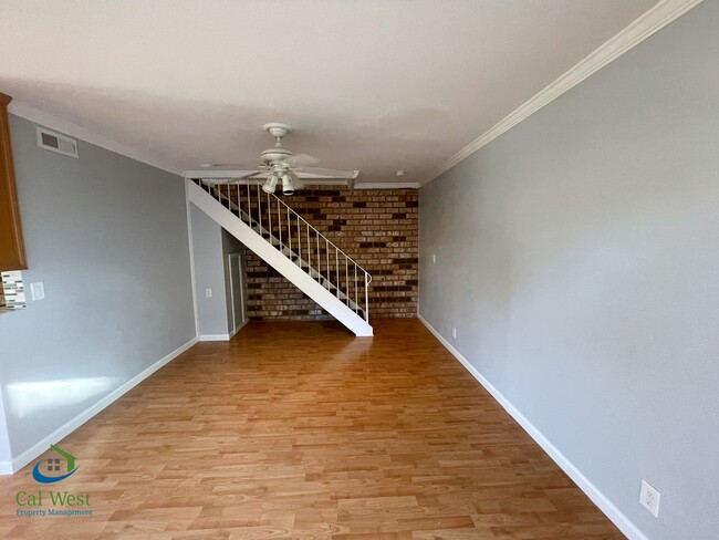 Building Photo - $2795- 2 Bed/1 Bath Remodeled two Story To...