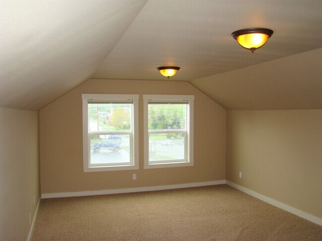 Building Photo - Charming 3 bedroom, 2 bath home