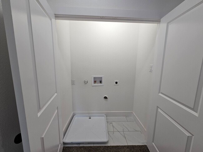 Building Photo - Ready for immediate move in!