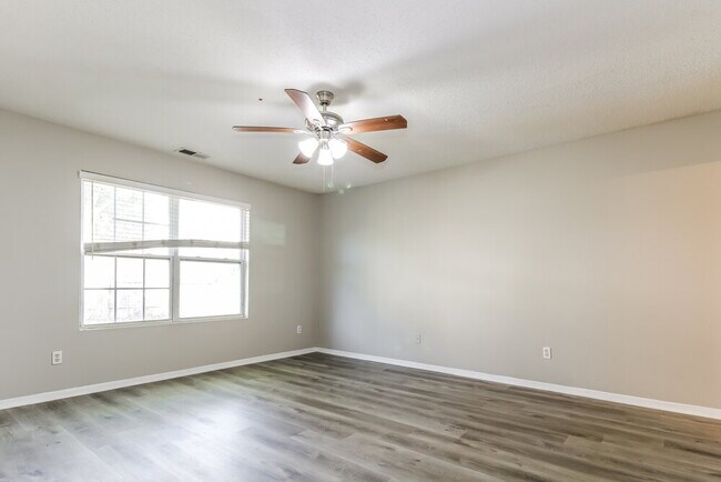 Building Photo - 4705 Waterfront Oak Dr