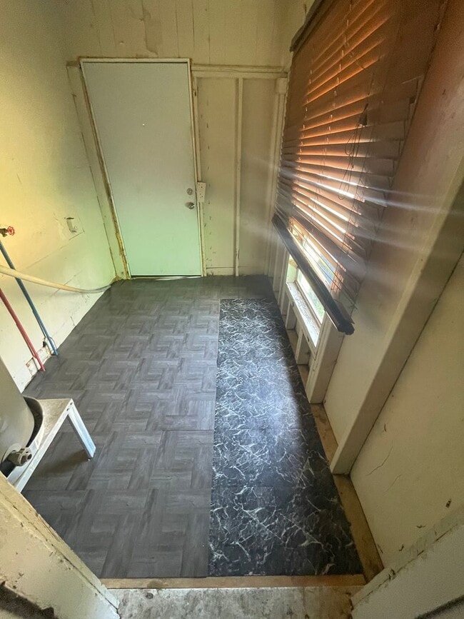 Building Photo - $99 move in today! Large 1/1-Pet friendly