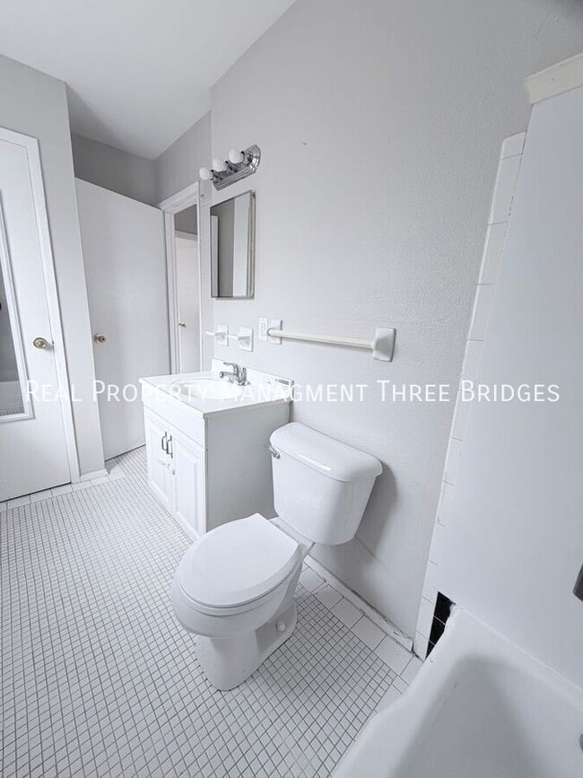 Building Photo - 241 Flora Dr