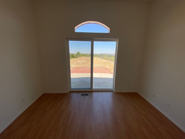 Building Photo - Panoramic Views - 46 West - Hilltop Property