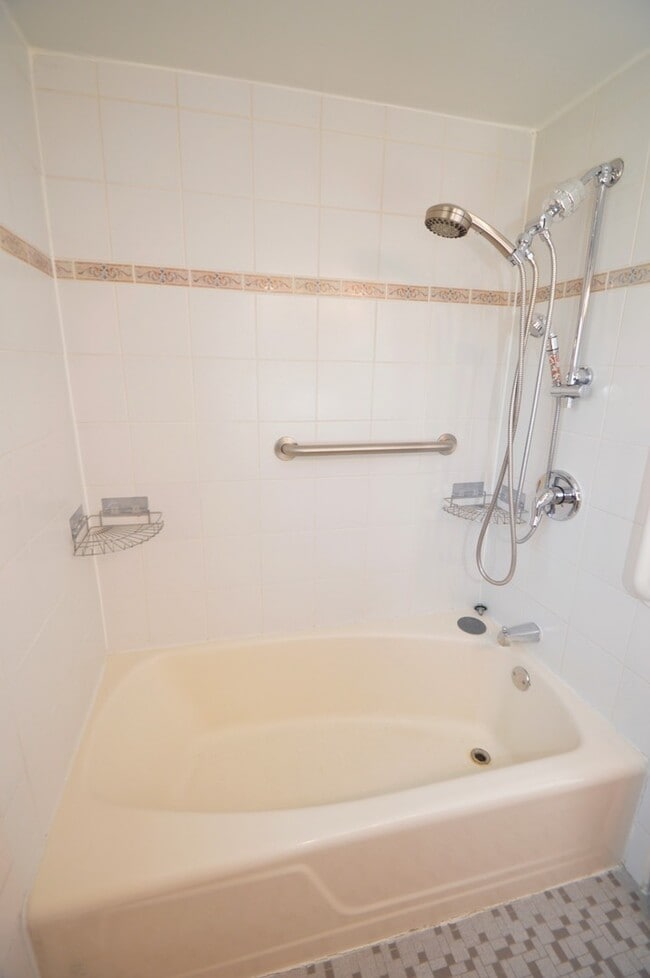 Building Photo - 1461 Balmoral Ave