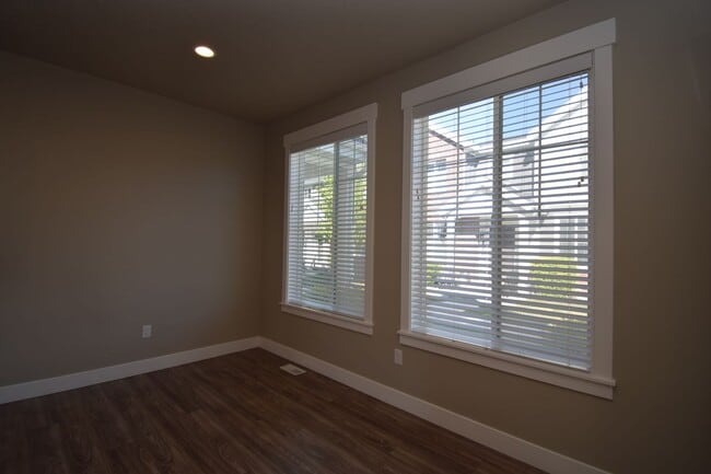 Building Photo - Charming 4 bed Sandy Home, with HOA in Fantastic Location!!!