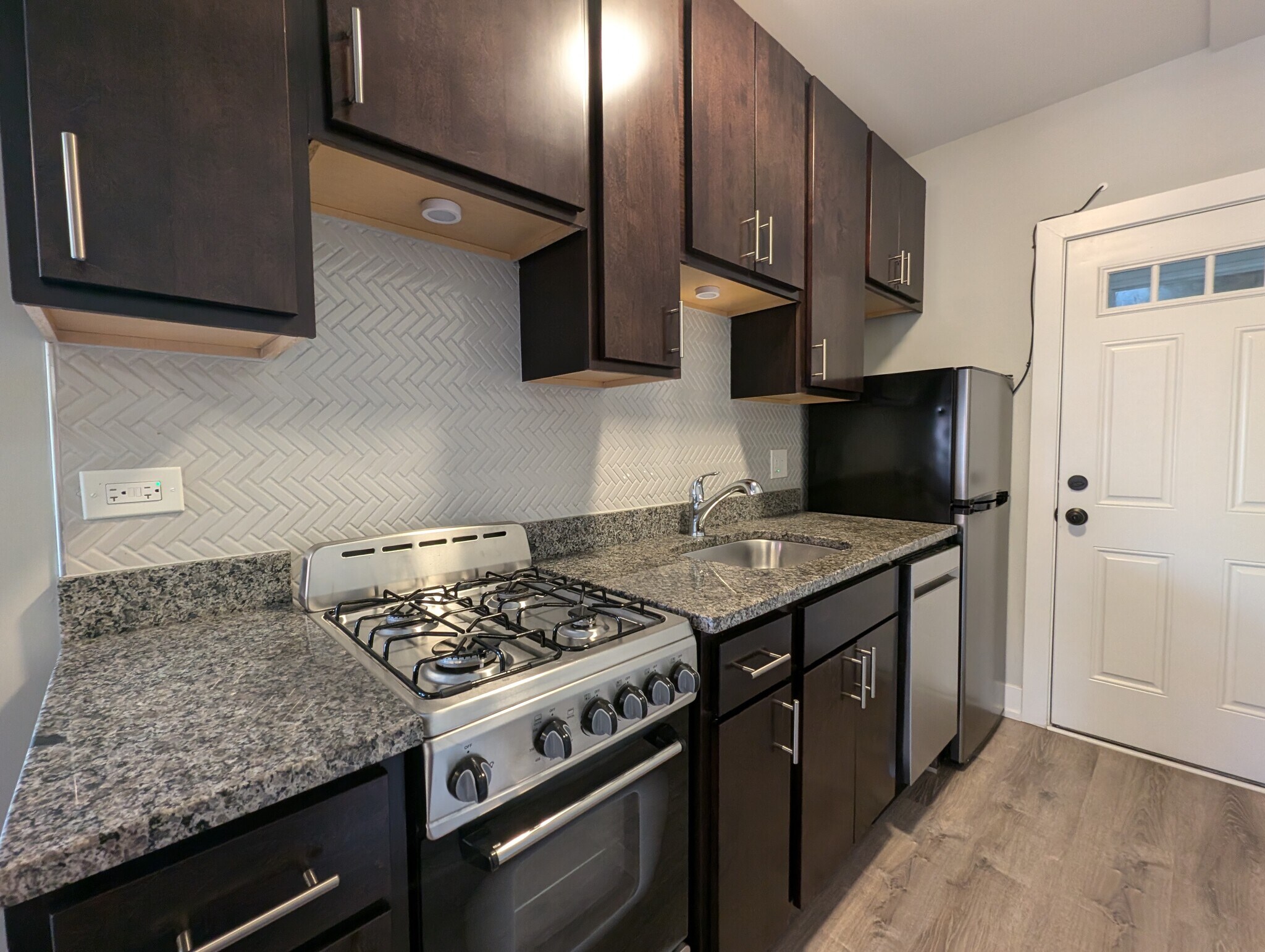Building Photo - 711 W Brompton Ave