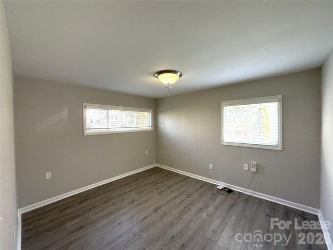 Building Photo - 2821 Sunset Dr