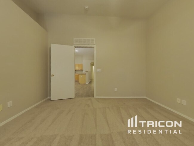 Building Photo - 3921 N 125th Dr