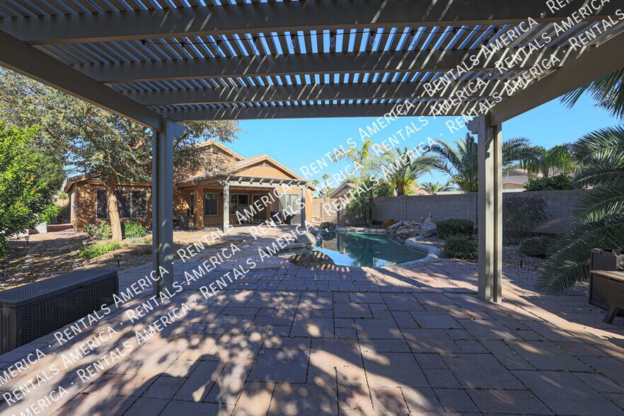 Building Photo - 703 W Canary Way