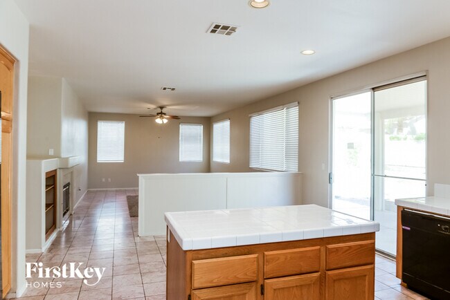 Building Photo - 820 Crescent Moon Dr