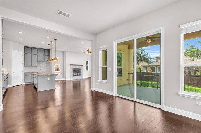 Building Photo - 6716 Vitruvius Dr