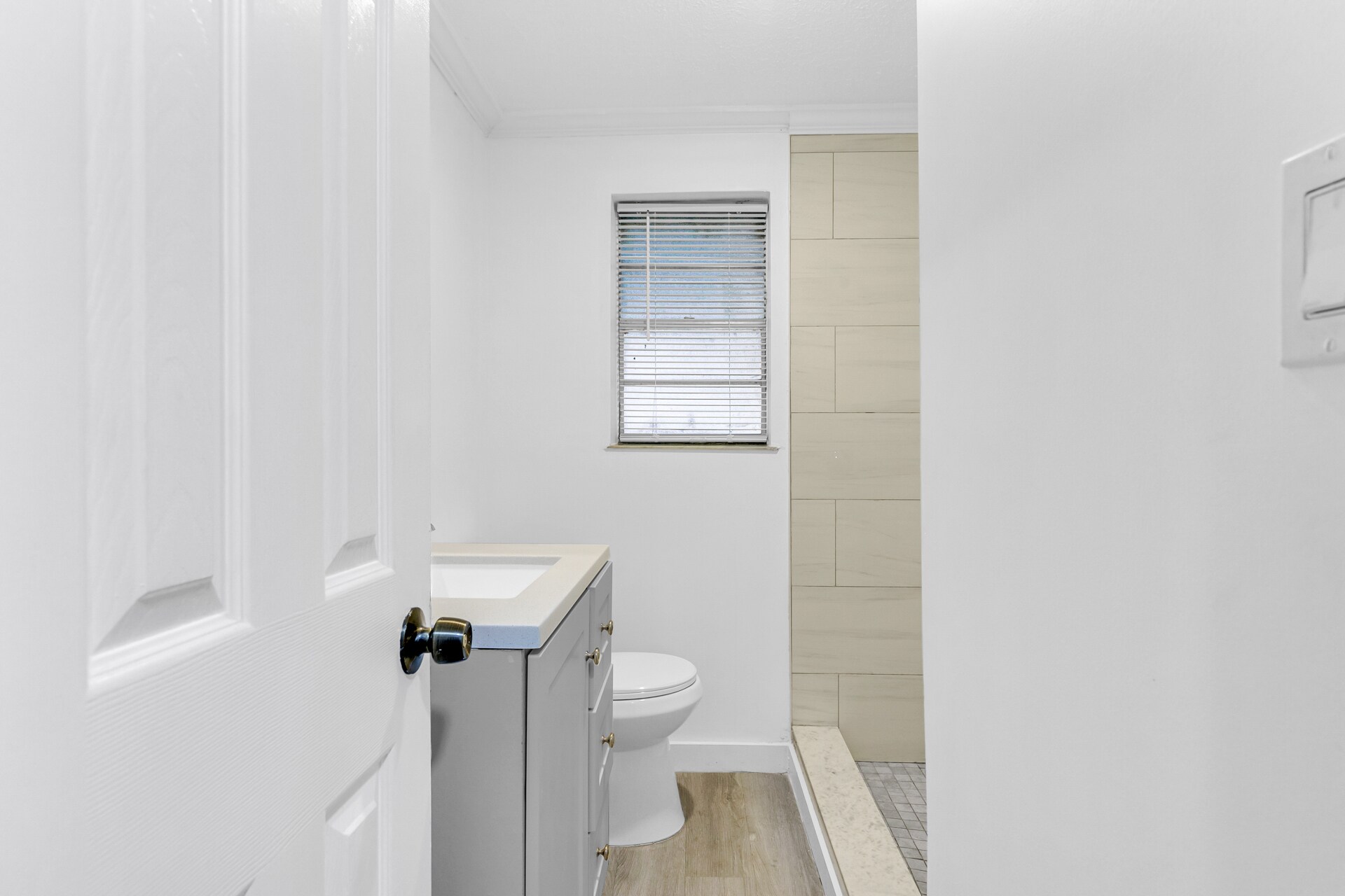 Building Photo - 819 W 51st St