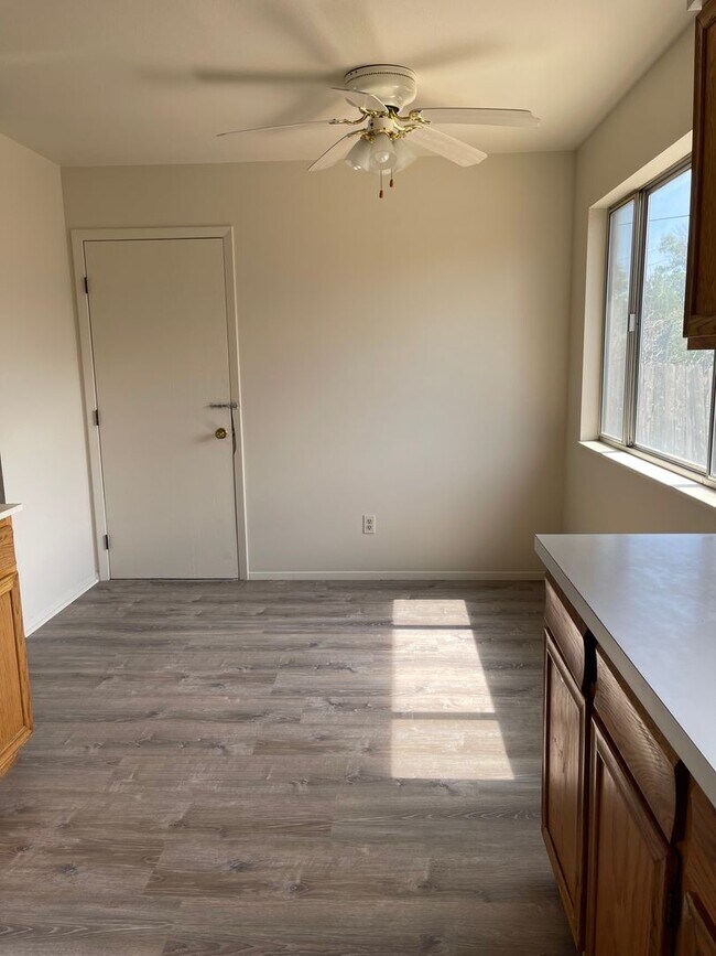 Building Photo - 3 bedroom, 1 bath