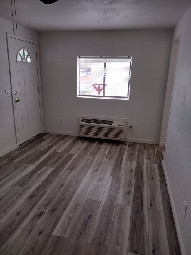 Building Photo - Sharp 1 Bed/1 Bath Updated Apt