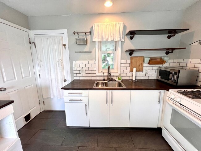 Building Photo - Brentwood - Stunning 3 Bedroom 2 Bathroom ...