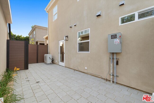 Building Photo - 15207 1/2 Morrison St