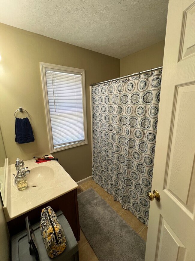 Building Photo - 3 BEDROOM TOWNHOUSE AVAIL JULY 2026.   Mon...