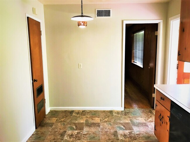 Building Photo - 1174 Rosedale Dr