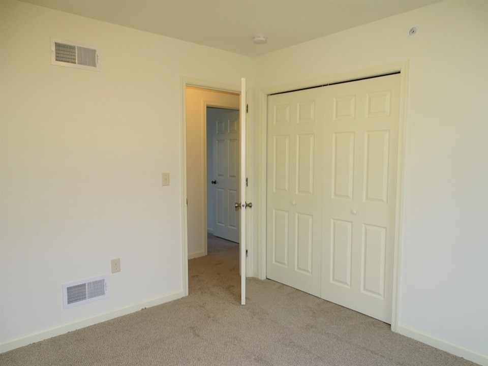 Building Photo - 322 Meadow View Dr