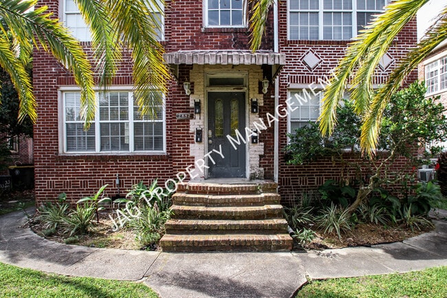 Building Photo - 2892 College St