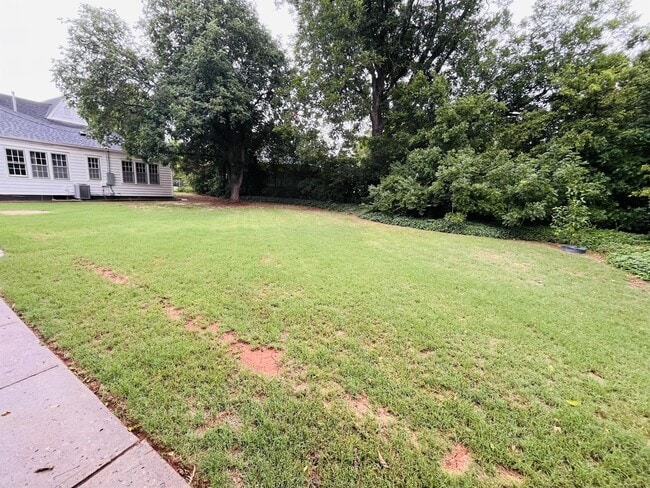 Building Photo - 1600 NW 38th St