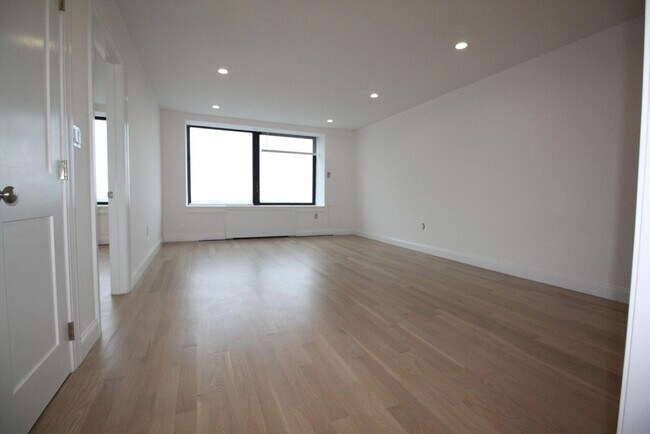 Building Photo - 65 E India Row
